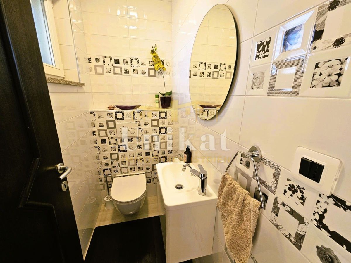 Samostojna pritlična hiša - bazen, garaža in velik vrt